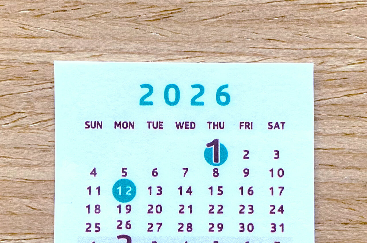 2026年版KOTOTOIシールカレンダー（茶×緑）