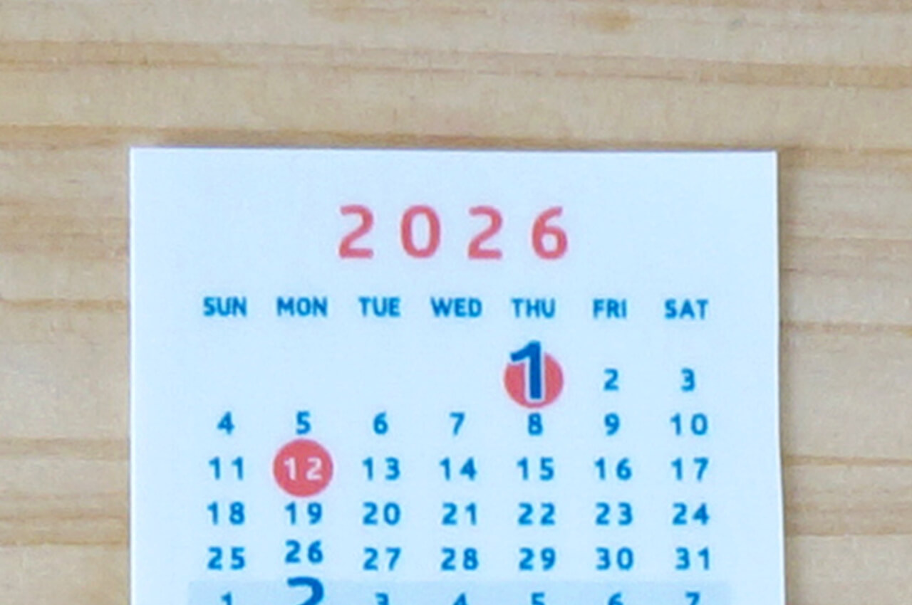 2026年版KOTOTOIシールカレンダー（青×ピンク）